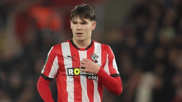 Tyler Dibling trong màu áo Southampton, tài năng trẻ đầy triển vọng của bóng đá Anh.