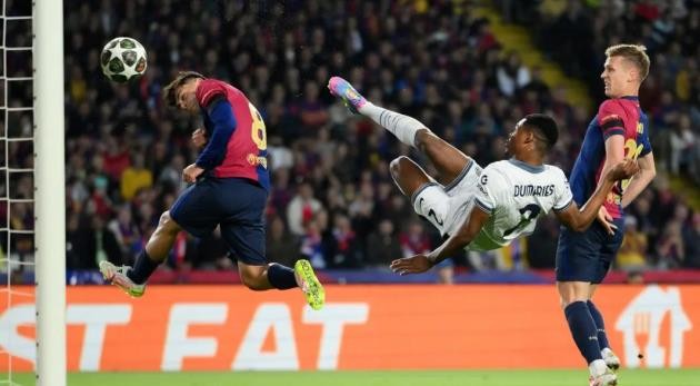 Yann Sommer trong một pha cản phá bóng cho Inter Milan.