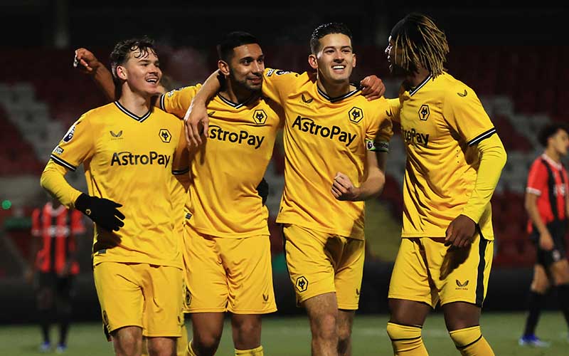 Cầu thủ U21 Wolves ăn mừng bàn thắng tại sân nhà