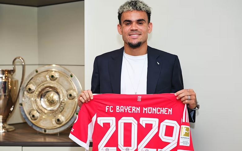 Luis Diaz tươi cười trong buổi ra mắt, cầm áo số 14 của Bayern Munich sau khi hoàn tất thương vụ chuyển nhượng từ Liverpool.