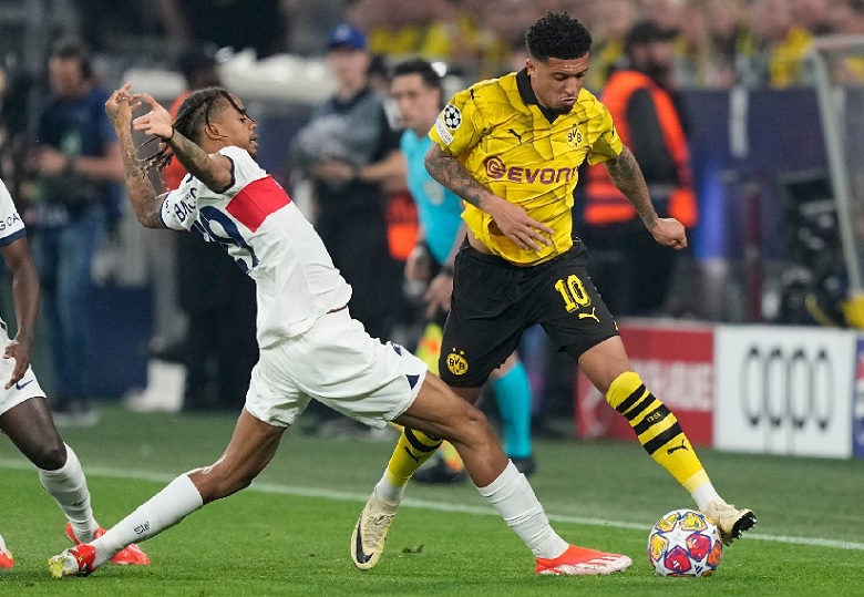 Jadon Sancho trong màu áo Dortmund thi đấu trên sân Signal Iduna Park