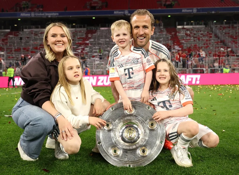 Harry Kane rạng rỡ nâng cao chiếc cúp vô địch Bundesliga đầu tiên trong sự nghiệp tại Allianz Arena