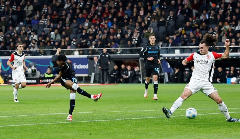 Leverkusen ăn mừng chiến thắng 4-1 trước Eintracht Frankfurt tại Deutsche Bank Park