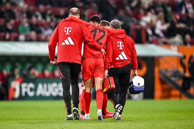 Jamal Musiala đau đớn rời sân sau pha va chạm, lo ngại chấn thương gân kheo ảnh hưởng đến trận Bayern vs Inter Milan.