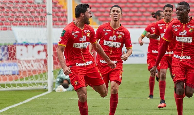 Cầu thủ Cartagines ăn mừng bàn thắng trong trận đấu sắp tới với Herediano tại giải VĐQG Costa Rica
