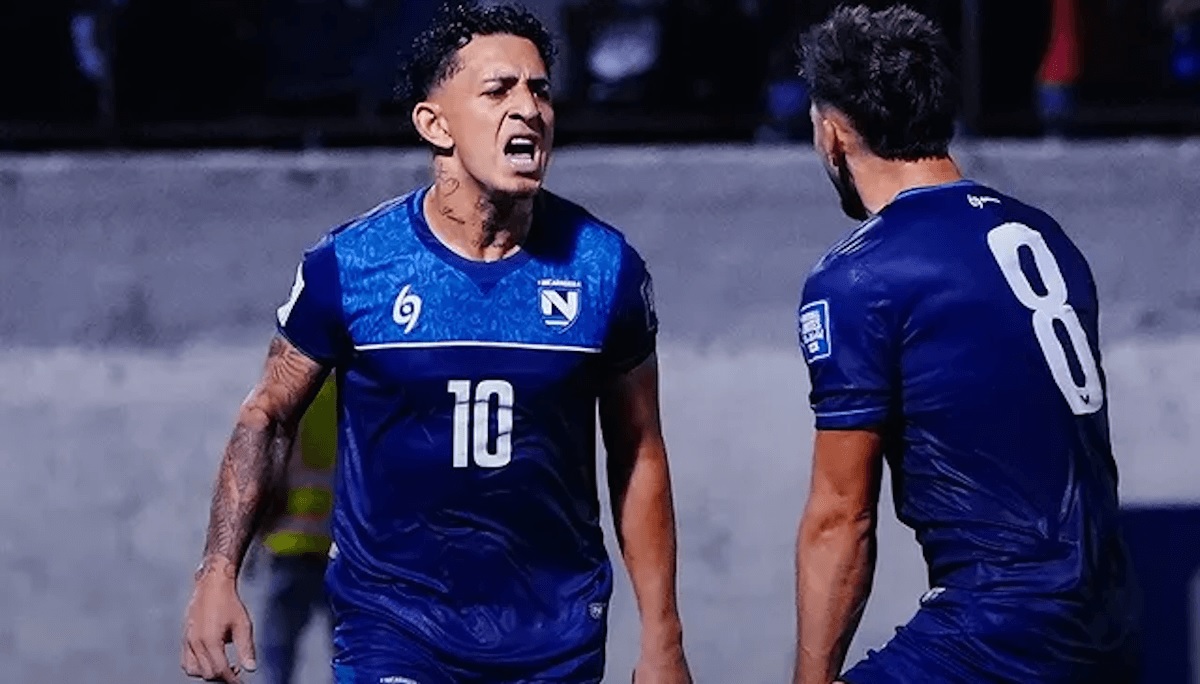 Cầu thủ Honduras tranh chấp bóng quyết liệt với đối thủ trên sân